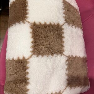 Cozy Checkered Fleece Blanket - Brown and Cream